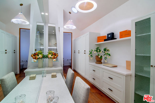 745 E Sunset Avenue, Venice CA: https://media.crmls.org/mediaz/7b9b4a01-10d5-4941-a302-d9f537f04a9c.jpg