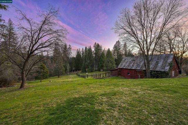 11417 Red Dog Rd, Nevada City CA: https://media.crmls.org/mediaz/7b9e1c1b-5868-4a70-a685-f4be7ebba519.jpg