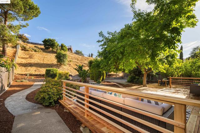 160 Manzanita Pl, Hercules CA: https://media.crmls.org/mediaz/7b9fa27c-a178-44e9-9eda-ca570ad2c1ef.jpg