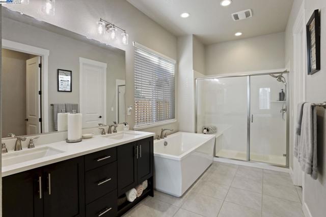 2595 Garden Farms Ave, Lathrop CA: https://media.crmls.org/mediaz/7ba06f0d-5eb2-4e94-9ad1-647873041247.jpg