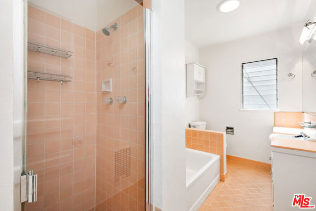 1323 N OLIVE Drive, West Hollywood CA: https://media.crmls.org/mediaz/7ba10ae0-f7c9-4640-a5c8-0873697d7b17.jpg