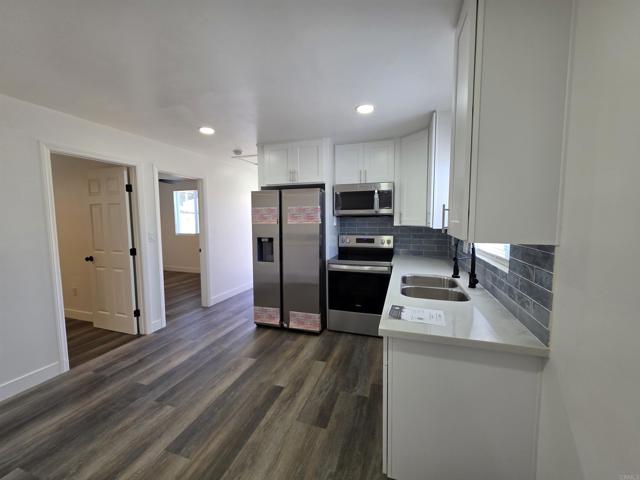 Detail Gallery Image 5 of 23 For 2040 Earl St #B,  San Diego,  CA 92113 - 2 Beds | 1 Baths