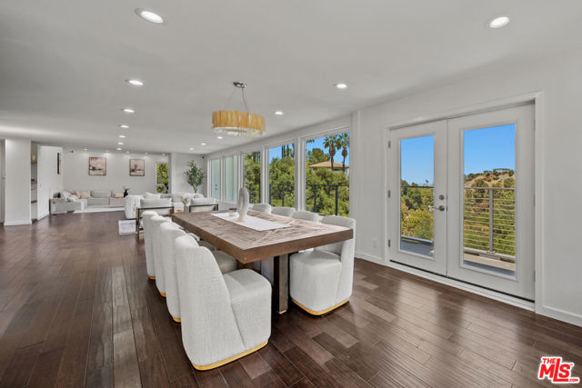 16755 Encino Hills Drive, Encino CA: https://media.crmls.org/mediaz/7ba21acc-f872-4205-910a-98a8ff136e04.jpg