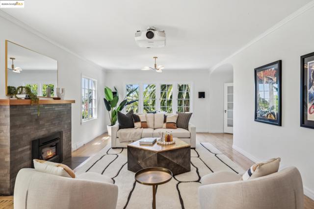 6051 MARGARIDO Dr, Oakland CA: https://media.crmls.org/mediaz/7ba29ffe-7876-44fd-a0ab-f9f05384906b.jpg