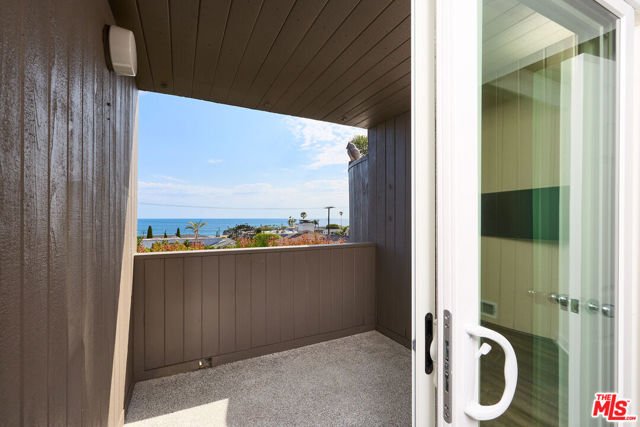 253 Fairview Street, Laguna Beach CA: https://media.crmls.org/mediaz/7ba3bd19-87fe-4d3b-8364-bee0aeea6bd4.jpg