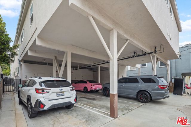 938 20th Street, Santa Monica CA: https://media.crmls.org/mediaz/7ba3f067-6871-4333-a59f-dd750598a1f0.jpg