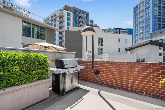 253 10Th Ave, San Diego CA: https://media.crmls.org/mediaz/7ba44fdd-93fe-4679-85f7-fbb0dbac2749.jpg