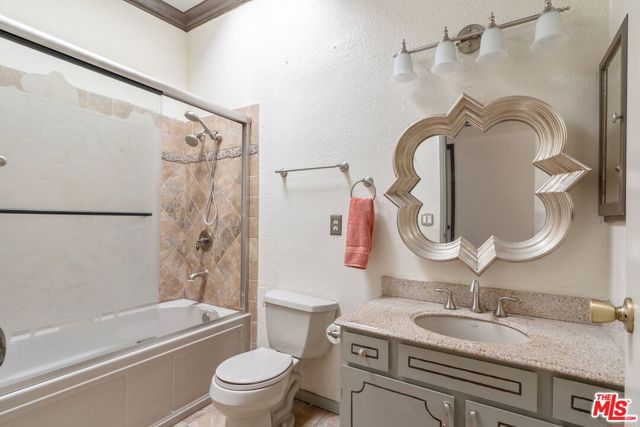 2160 Lake Shore Avenue, Los Angeles CA: https://media.crmls.org/mediaz/7ba47f66-e20d-4bbc-a141-471ec2b3427c.jpg