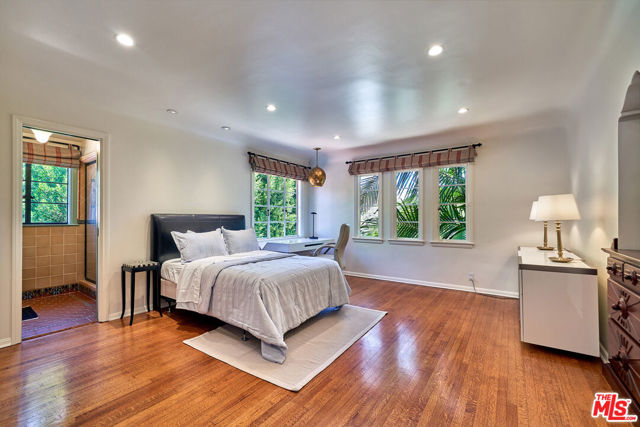 519 N ALTA Drive, Beverly Hills CA: https://media.crmls.org/mediaz/7ba4aca7-cd45-478b-b4a7-a0a9ac36b827.jpg