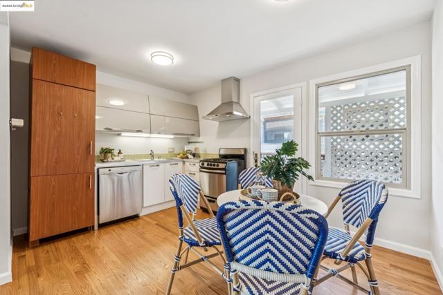 1708 Derby St, Berkeley CA: https://media.crmls.org/mediaz/7ba4b98a-237c-4de1-a244-4c7e43d273e9.jpg
