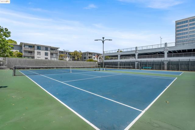 7 Commodore Dr, Emeryville CA: https://media.crmls.org/mediaz/7ba518d3-4f6b-4a99-be12-38d0c62f6ae6.jpg