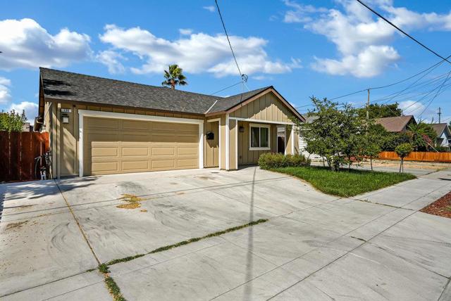 120 Santa Ana Road, Hollister CA: https://media.crmls.org/mediaz/7ba5e73a-c4e7-4b79-8659-e576a1013bb0.jpg