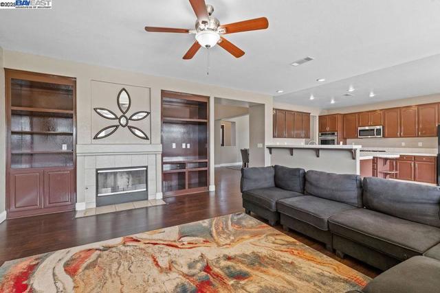 907 MAGGIORE LANE, Manteca CA: https://media.crmls.org/mediaz/7ba61dd0-faed-4509-9bd3-119f22777e1d.jpg