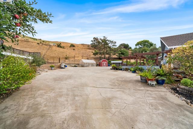 26928 Palomares Rd, Castro Valley CA: https://media.crmls.org/mediaz/7ba6ae07-a8df-428a-ba9d-1136b4bc0200.jpg
