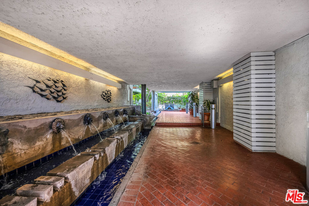 https://media.crmls.org/mediaz/7ba78ac2-6da0-4e46-8f01-3b9a78aad884.jpg?preset=X-Large