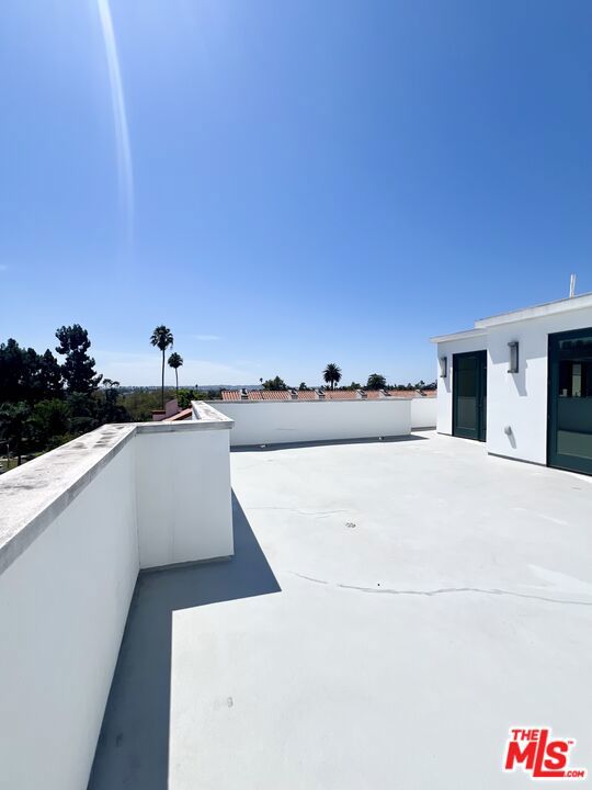 859 S LUCERNE Boulevard, Los Angeles CA: https://media.crmls.org/mediaz/7ba78dcb-69ef-4ee5-8b9d-581eecedae6d.jpg
