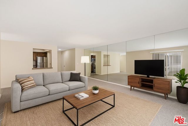 1010 Palm Avenue, West Hollywood CA: https://media.crmls.org/mediaz/7ba88ae1-f768-4f2d-8be3-f0829ba759e5.jpg