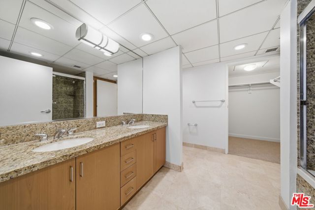 13700 Marina Pointe Drive, Marina del Rey CA: https://media.crmls.org/mediaz/7ba936b9-1ac5-4ad8-955a-59ebb417b12e.jpg