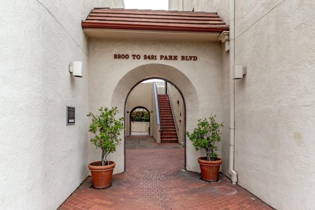 2409 Park Boulevard, Palo Alto CA: https://media.crmls.org/mediaz/7ba9b923-9e6c-4b88-8aff-c91b64fe7927.jpg