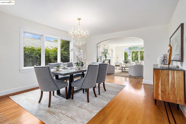 1415 Vancouver Ave, Burlingame CA: https://media.crmls.org/mediaz/7baa168e-3f41-4d2c-818e-342ef7a832fc.jpg