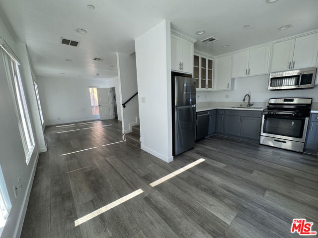 1330 Arapahoe Street, Los Angeles CA: https://media.crmls.org/mediaz/7bab3293-0f3b-4f89-8942-bfed664461c3.jpg