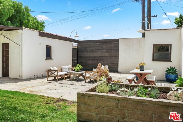 2218 Pearl Street, Santa Monica CA: https://media.crmls.org/mediaz/7babbe99-b659-43af-b0ab-32eb04328365.jpg