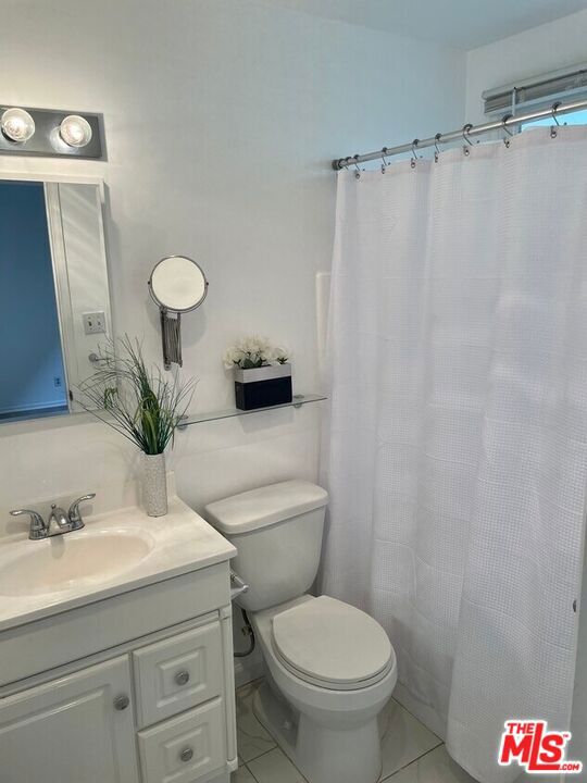 1453 S Westgate Avenue, Los Angeles CA: https://media.crmls.org/mediaz/7bac1975-1ab5-41af-bdce-9e956f741d8e.jpg