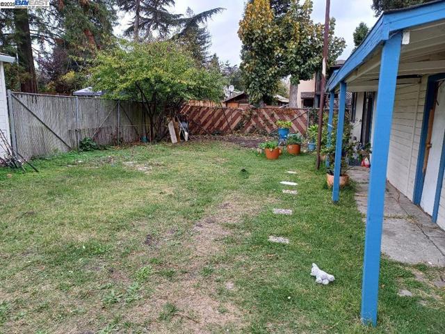 3931 Gardenia Pl, Oakland CA: https://media.crmls.org/mediaz/7bac1cba-f68b-4554-bf76-257499ad2c08.jpg