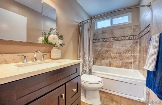 15852 Caminito Cercado, San Diego CA: https://media.crmls.org/mediaz/7bacb57a-caba-41b3-a6c8-77459bc26206.jpg