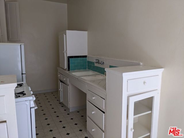 665 S COCHRAN Avenue, Los Angeles CA: https://media.crmls.org/mediaz/7bad6c47-837e-4a56-89d7-68a89c89d378.jpg