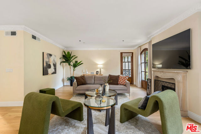 9249 Burton Way, Beverly Hills CA: https://media.crmls.org/mediaz/7bada7a6-7392-4df5-b337-06ff6482ebec.jpg