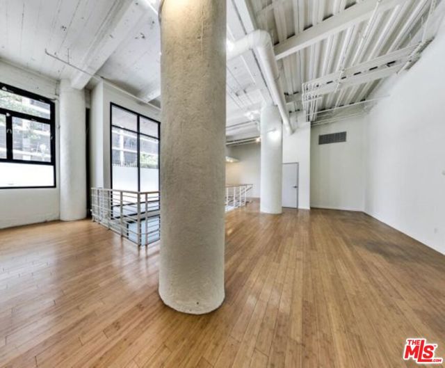 330 W 11th Street, Los Angeles CA: https://media.crmls.org/mediaz/7baddf3c-92d8-408a-80ea-1cf1e20d44cb.jpg