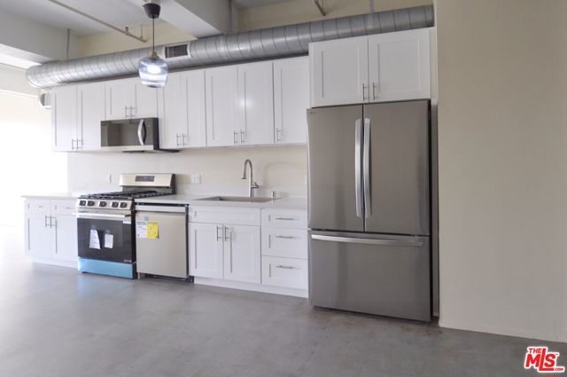 849 S Broadway, Los Angeles CA: https://media.crmls.org/mediaz/7bae3dc3-2388-4802-a9a6-71d4ee626b53.jpg