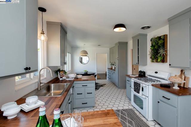 1366 Hansen Ave, Alameda CA: https://media.crmls.org/mediaz/7bae4ad6-2a1e-44fd-aea7-2f7f443c6eae.jpg