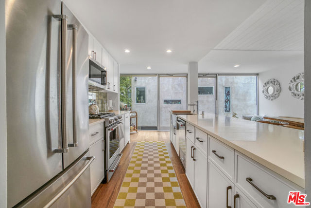 657 Mildred Avenue, Venice CA: https://media.crmls.org/mediaz/7baea008-0e8b-445e-a3ef-cf392b922200.jpg