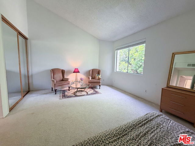 6323 Reseda Boulevard, 44 photo 15