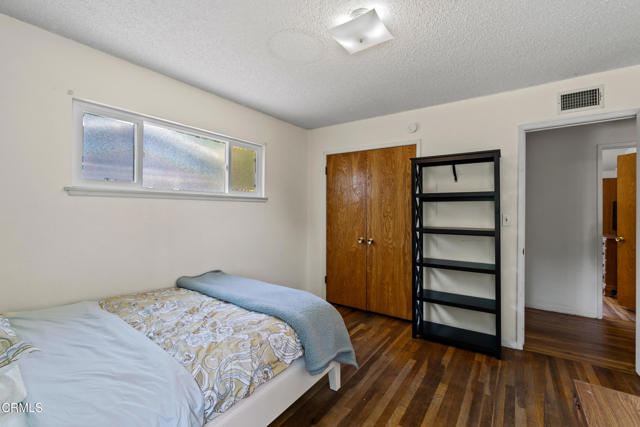 6449 Quakertown Avenue, Woodland Hills CA: https://media.crmls.org/mediaz/7baf4054-4804-4814-bf48-625246f7362f.jpg