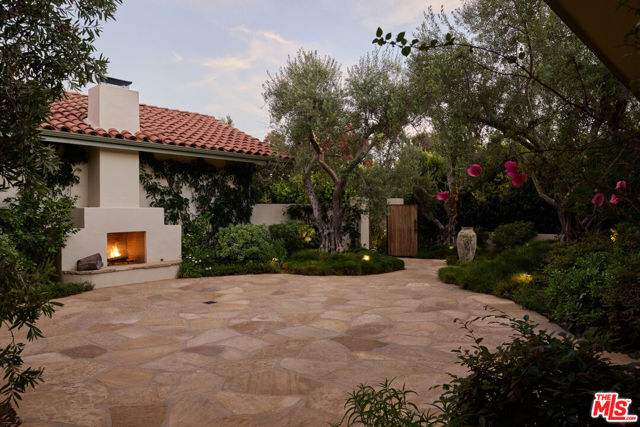 1296 Capri Drive, Pacific Palisades CA: https://media.crmls.org/mediaz/7baf9281-343b-4f78-94cd-e8e9a1fa660f.jpg