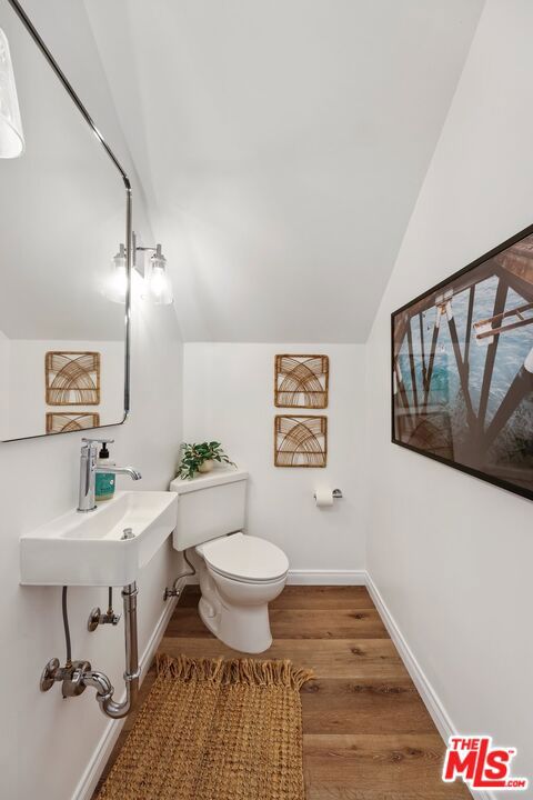817 6th Street, Santa Monica CA: https://media.crmls.org/mediaz/7bafa11d-d590-40ab-84f1-a16081ef1b61.jpg