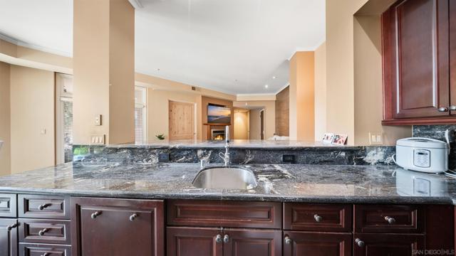 655 india St, San Diego CA: https://media.crmls.org/mediaz/7bb03464-32a4-478c-abd4-ab1bdfe2691b.jpg