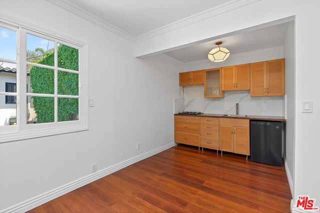 322 25th Street, Santa Monica CA: https://media.crmls.org/mediaz/7bb0ff05-141a-45b8-b637-f7be4b12bb3c.jpg