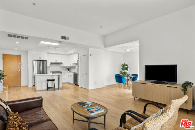 4180 Fair Avenue, Studio City CA: https://media.crmls.org/mediaz/7bb15b3a-b445-40b9-8c10-a97b59a0f618.jpg