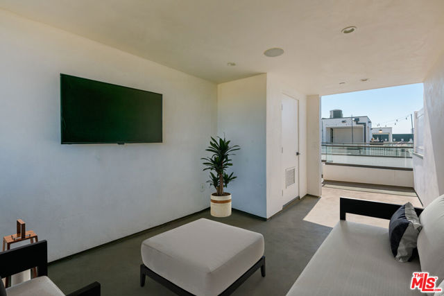 741 N Gramercy Place, Los Angeles CA: https://media.crmls.org/mediaz/7bb16da1-df52-456f-8194-083b0aed3179.jpg