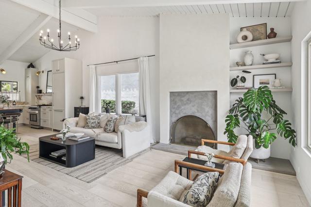 4352 Loma Riviera Court, San Diego CA: https://media.crmls.org/mediaz/7bb1d80c-4c5e-4dd1-bf45-78ae7f3ea628.jpg