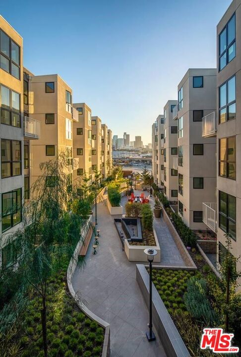 1101 N Main Street, Los Angeles CA: https://media.crmls.org/mediaz/7bb1fb74-8772-4a55-b753-f1a48fcdce74.jpg