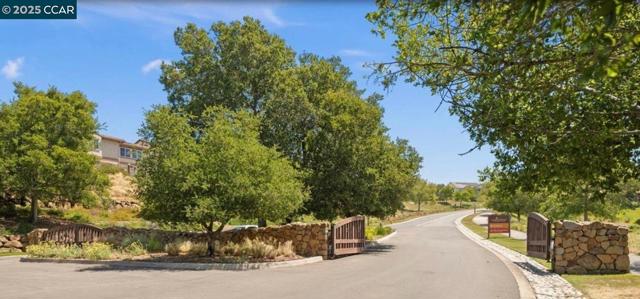 130 Arundel Dr, Hayward CA: https://media.crmls.org/mediaz/7bb25812-c071-46e1-8b86-d100a97bff97.jpg