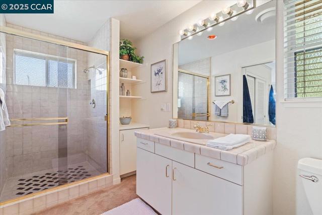 2323 Grosvenor Heights Ct, Livermore CA: https://media.crmls.org/mediaz/7bb2b12c-0263-4017-88f8-612732f5f312.jpg