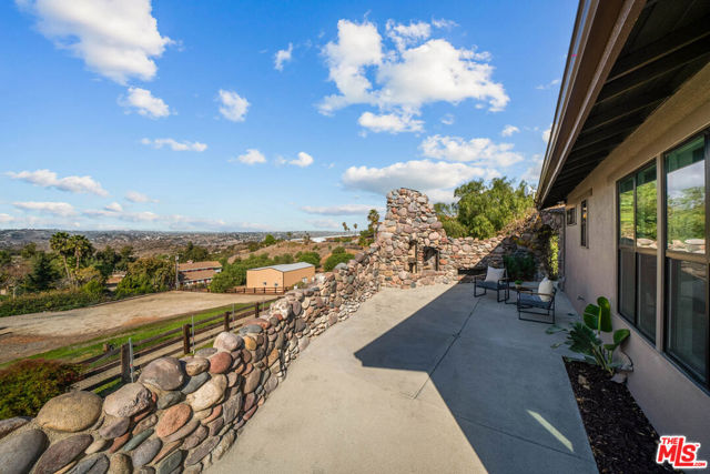 32070 Via Vera, Bonsall CA: https://media.crmls.org/mediaz/7bb2efd4-1a75-4d0e-93a8-89a7a25f7320.jpg
