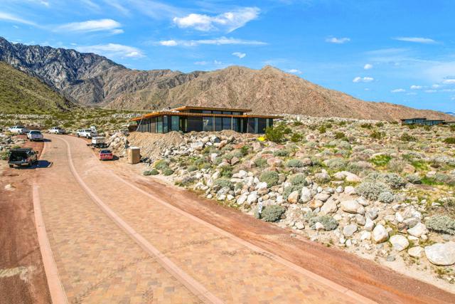 2338 City View Drive, Palm Springs CA: https://media.crmls.org/mediaz/7bb32db2-0173-4f0e-8ab0-918f342ef02f.jpg