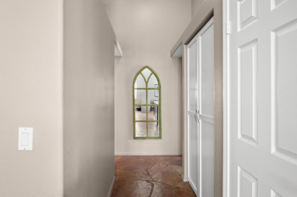https://media.crmls.org/mediaz/7bb3899f-ceb0-4682-8d28-188e5ca551af.jpg?preset=X-Large